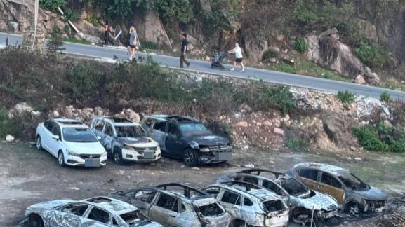 股策略 福建一辆阿维塔在停车场自燃，殃及周边奥迪宝马等7台车着火爆炸！车主：8月刚买